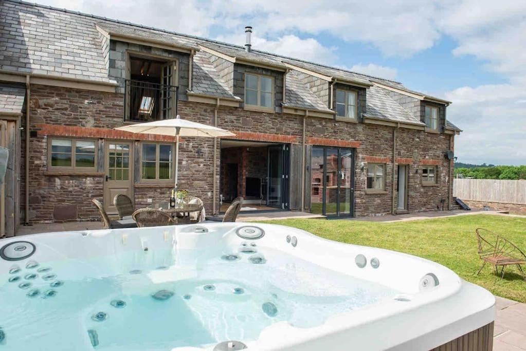 Coed Farm-Hot Tub-Sleeps 12-Near Brecon Villa Luaran gambar